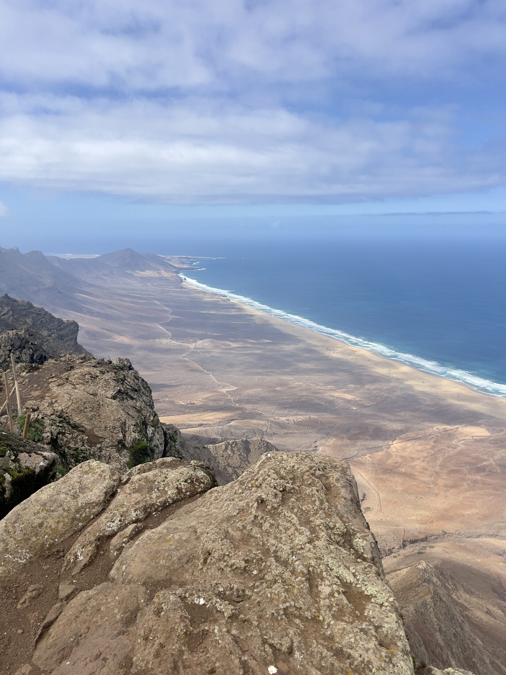 Blick von einem Gipfel auf die südliche Landzunge der Insel Fuertaventura.