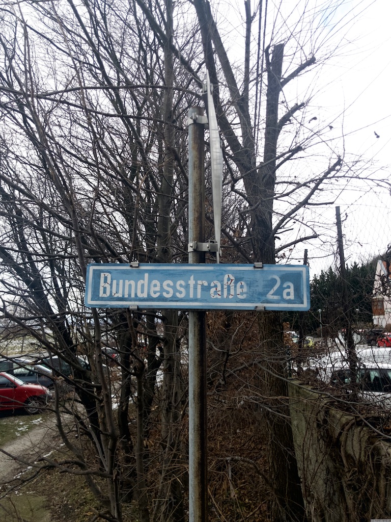 Straßentafel mit der Beschrifung "Bundesstraße 2a"