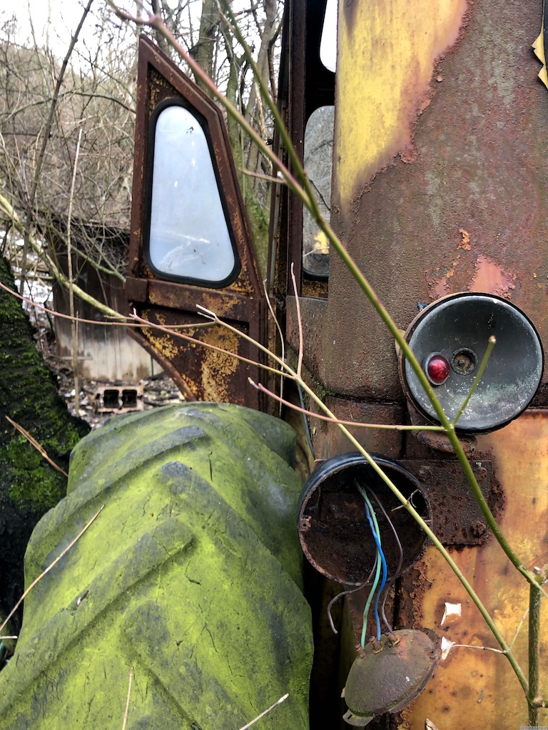 Detailaufnahme des kaputten Rücklichts des Traktors