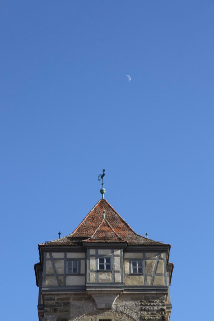 Turm mit Mondsichel