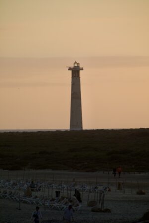 Ein Leuchtturm, auf dem man leicht das List sieht im rötlichen Abendlicht