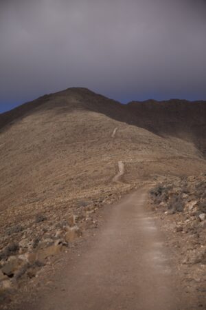 Ein Wanderweg immer steiler in der kargen Landschaft. Keine Vegetation ist zu sehen.