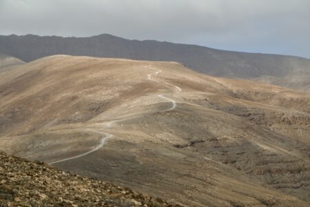 Ein Weg führt über die kargen Hügeln ohne Vegetation