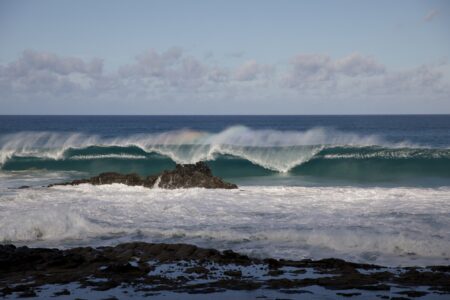 Große Wellen brechen sich an den Felssen vor der Küste
