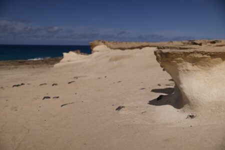 Sandstein und Sand vor der Küste