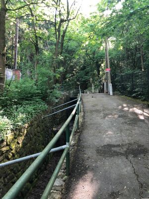 Blick aufwärts im Jungherrnsteig mit der seitlichen Kanalisation des Schablerbachs