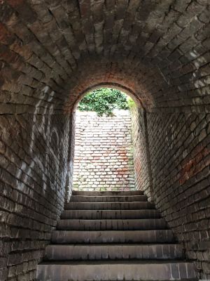 Tunnel mit Ziegelmauern und Stiegen