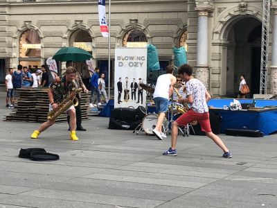 Die Band Blowing Doozy auf dem Platz vor dem Rathaus