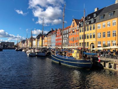 Nyhavn mit alten Segelbooten und den bunten Häuserfassaden