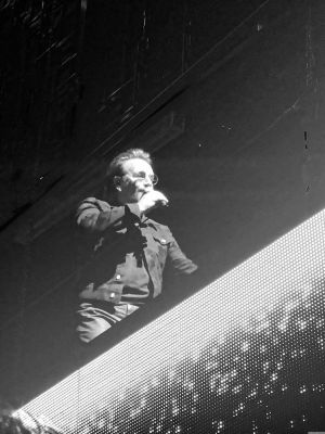 Bono auf der Mittelbühne