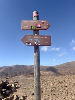 Ein Wanderwegweiser zeigt den Weg zum Pico de la Zarza in 3 Kilometer Entfernung und nach Morro Jable in 4 Kilometern