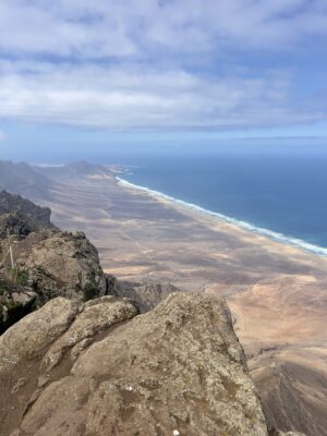 Blick von einem Gipfel auf die südliche Landzunge der Insel Fuertaventura.