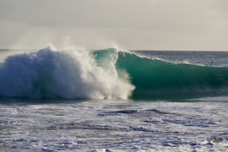 Eine Welle brichts sich vor der Küste