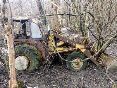 Ein verrosteter Traktor mitten im Wald