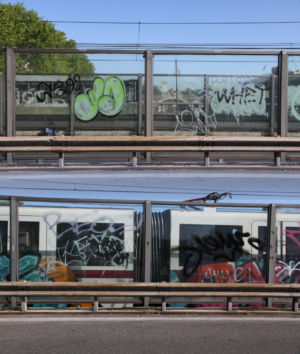 Graffiti mit Metro auf der Ponte Nenni Metropolitana Pietro