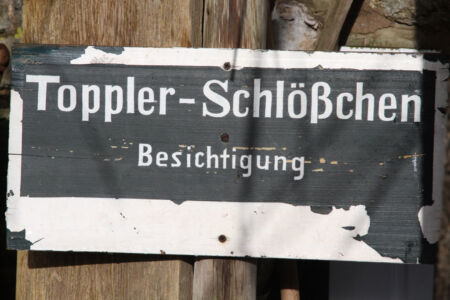 Tafel mit dem Hinweis zur Besichtigung des Toppler-Schlößchens